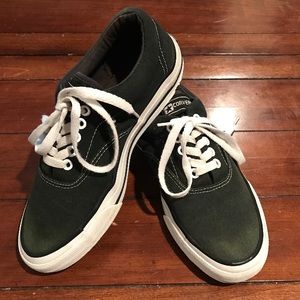 CLASSIC BLACK CONVERSE. women 8. Men 6